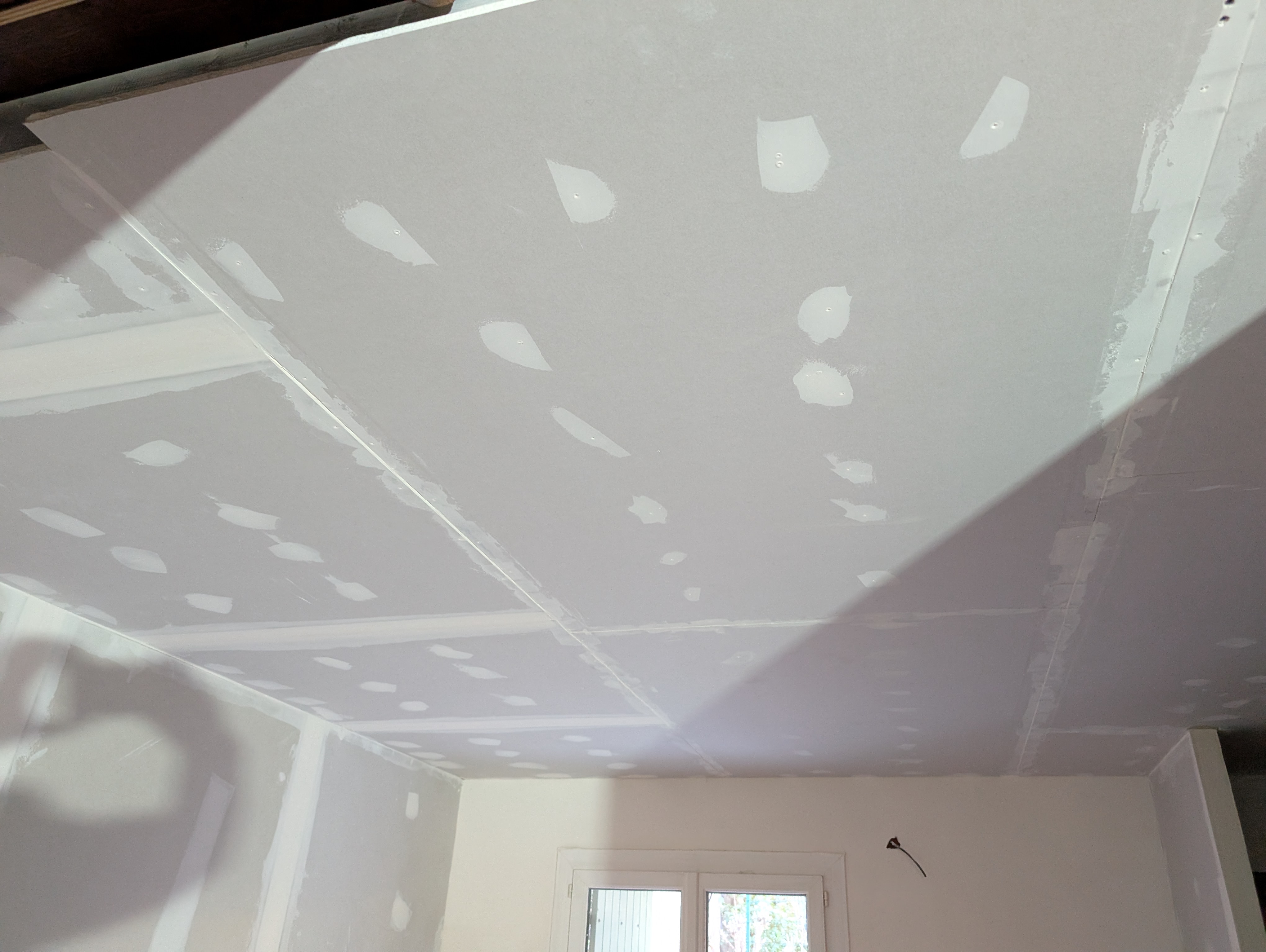 Faux plafond placo en cours de pose — plâtrerie et finitions intérieures dans le Var par Provence Bati Travaux